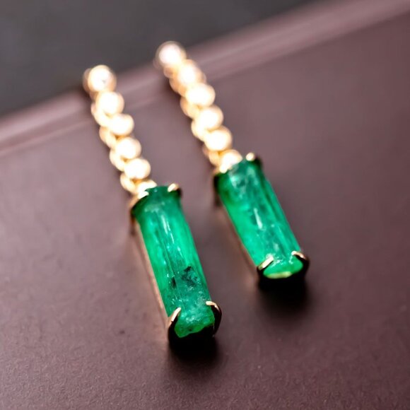 Beautiful Colombian Raw Emerald Diamond Drop Earrings in 18K Yellow Gold - Picture 4 of 6